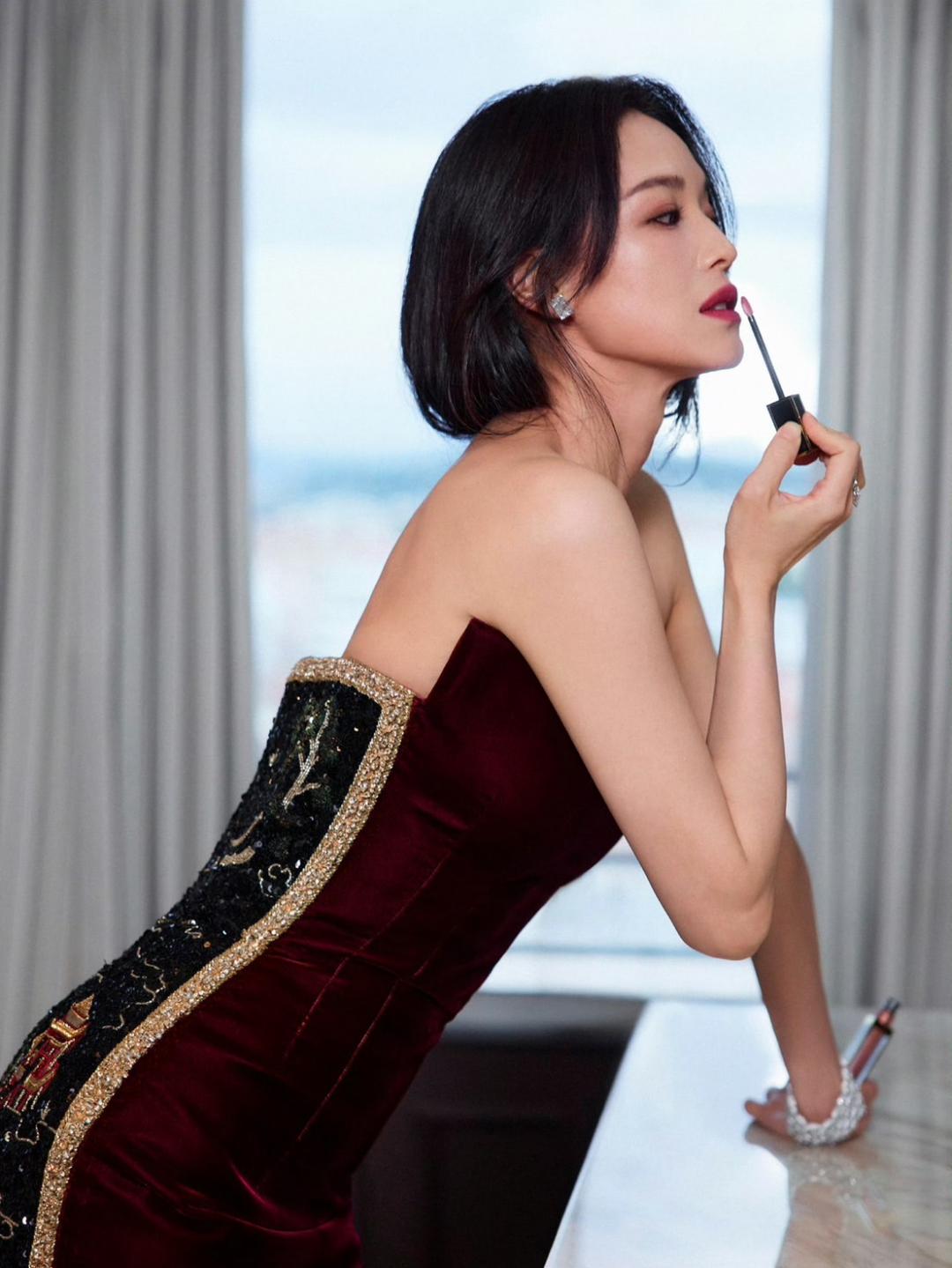 舒淇不忘曝光代言的TOM FORD唇蜜。
