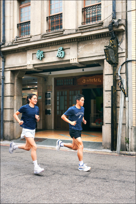 鐵人三項選手許雅喬（圖左）、江典祐（圖右）選穿TRIUMPH 23在大稻埕搶先試跑，兩人分別以蜜桃橘、石青藍配色鞋款，展現夏日活力。