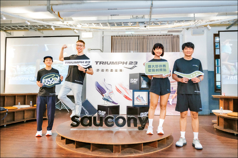 路跑名人閻筱晴（圖左起）、睿睿、斑比、歌手黃玠，受邀參與Saucony TRIUMPH勝利23代試跑體驗會。