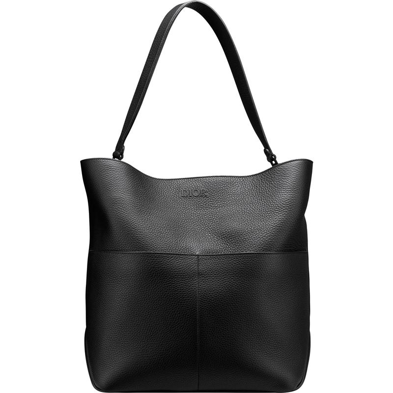 Dior Privé 黑色粒面小牛皮流浪包，145,000元。（Dior提供）
