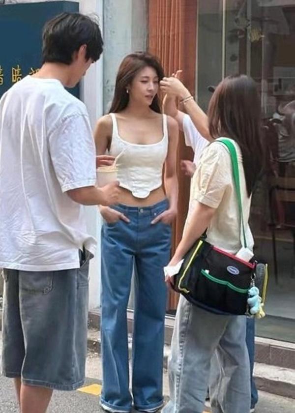 河智苑被路人拍到，模樣照樣逆天。