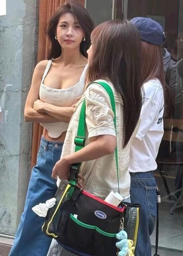河智苑在首爾街頭被拍到。