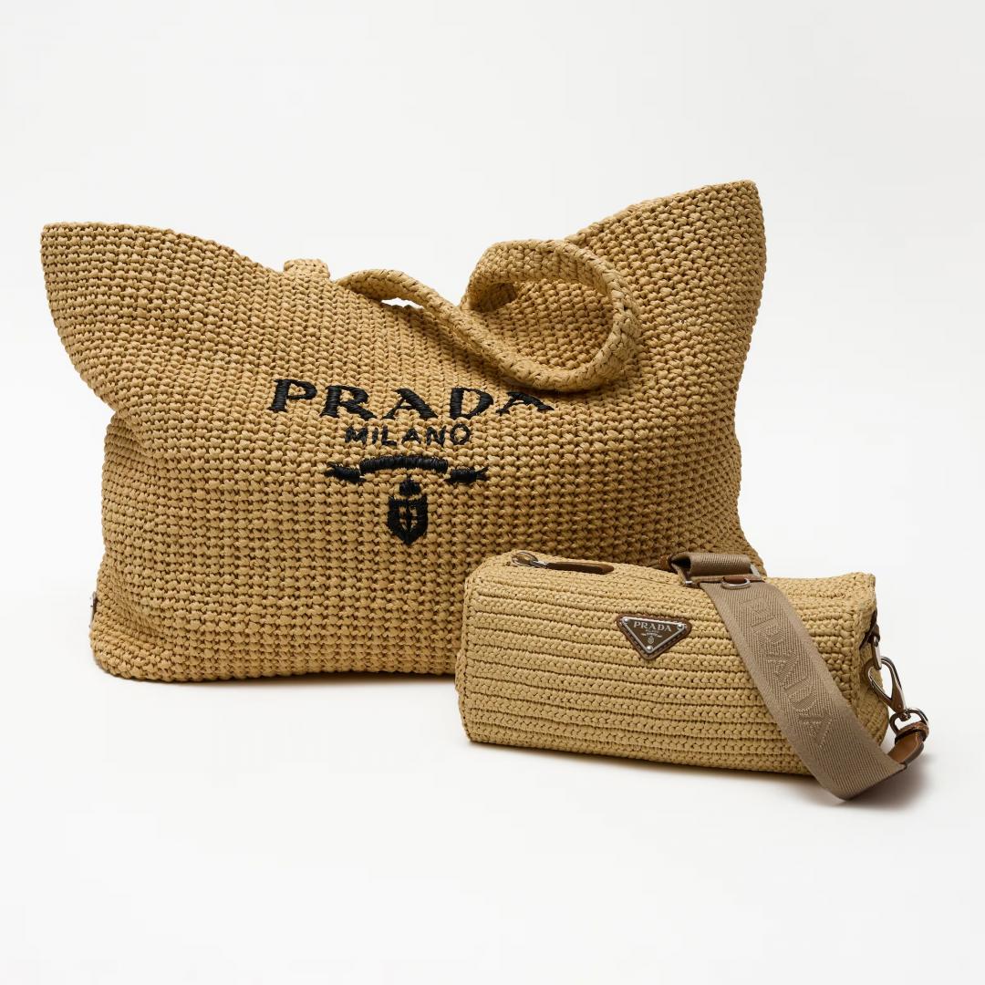 PRADA（前）鉤織肩背包（NT$81,000）；（後）鉤織肩背包（NT$86,000）。