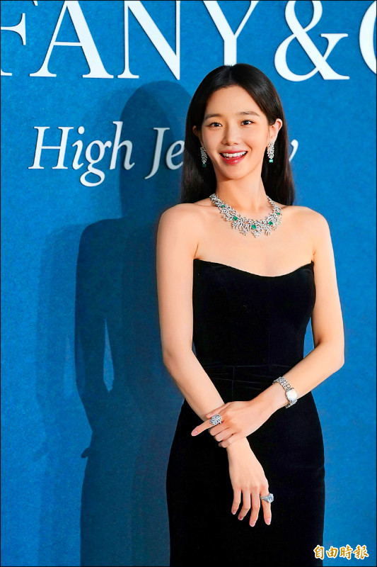 《魷魚遊戲》女星樸圭瑛出席Tiffany 2025年Blue Book高級珠寶展，佩戴Sea of Wonder Ocean Flora系列作品亮相，頸項間的項鍊格外閃耀，鉑金鑲嵌5顆主石逾10克拉、未經優化處理的枕形切割祖母綠。（記者余崇慧攝）