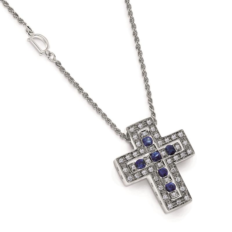 DAMIANI Belle Époque美好年代系列18K白金藍寶石多鑽十字架項鍊，鑽石總重0.27克拉，藍寶石總重0.42克拉，23x19毫米，245,700元。（DAMIANI提供）