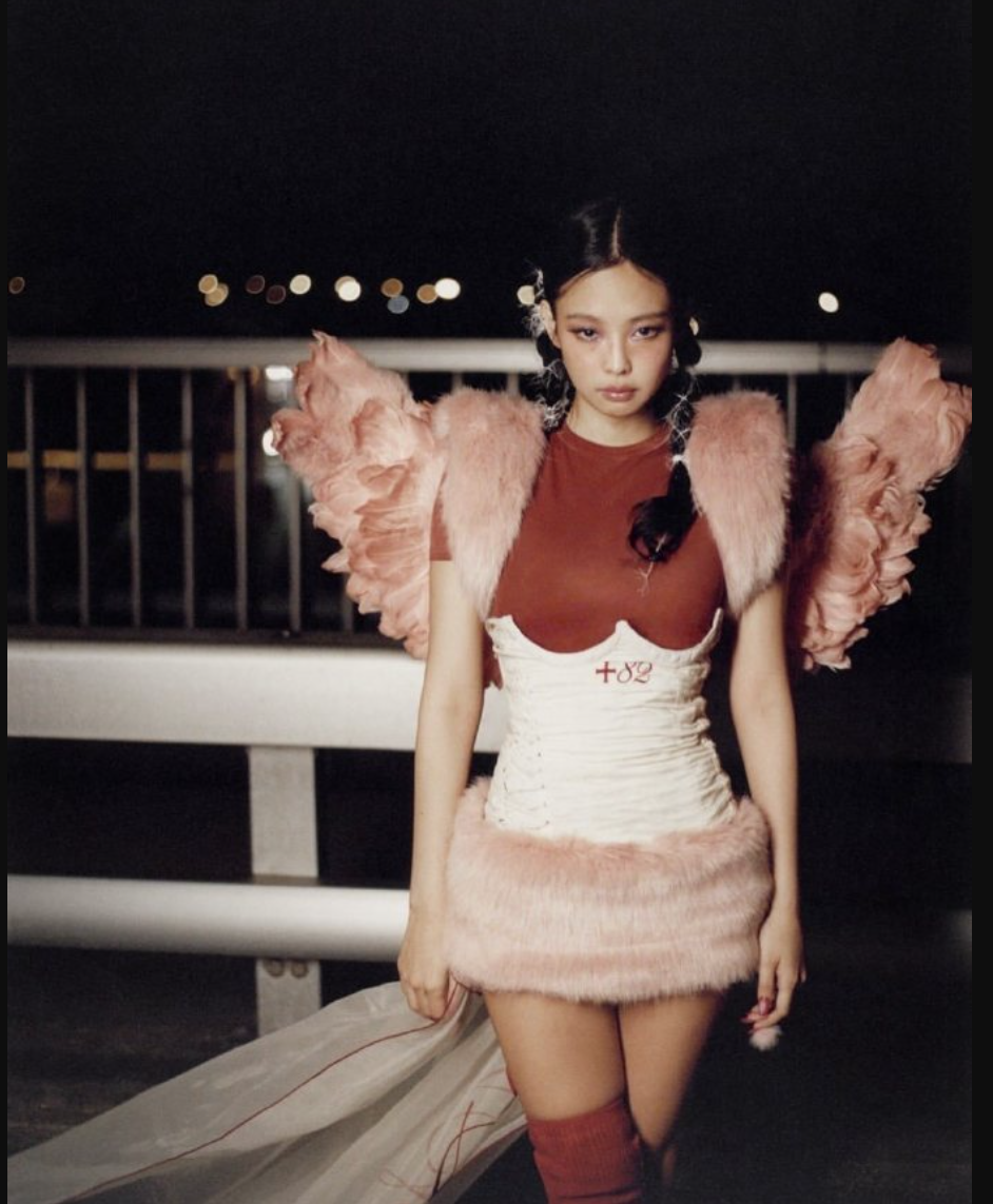 Jennie在MV化身性感天使。