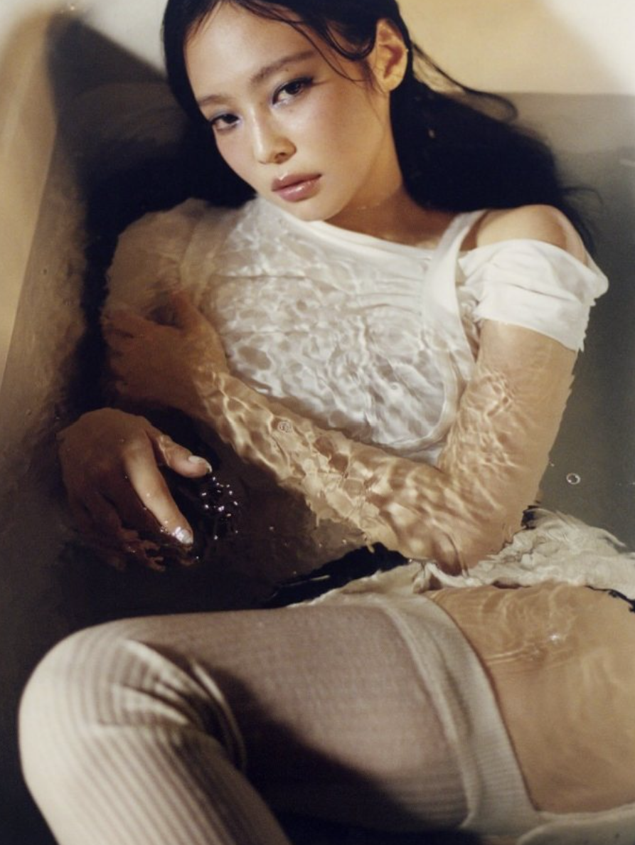 Jennie睽違一個月發文，美照多連發。(翻攝自IG，以下同)