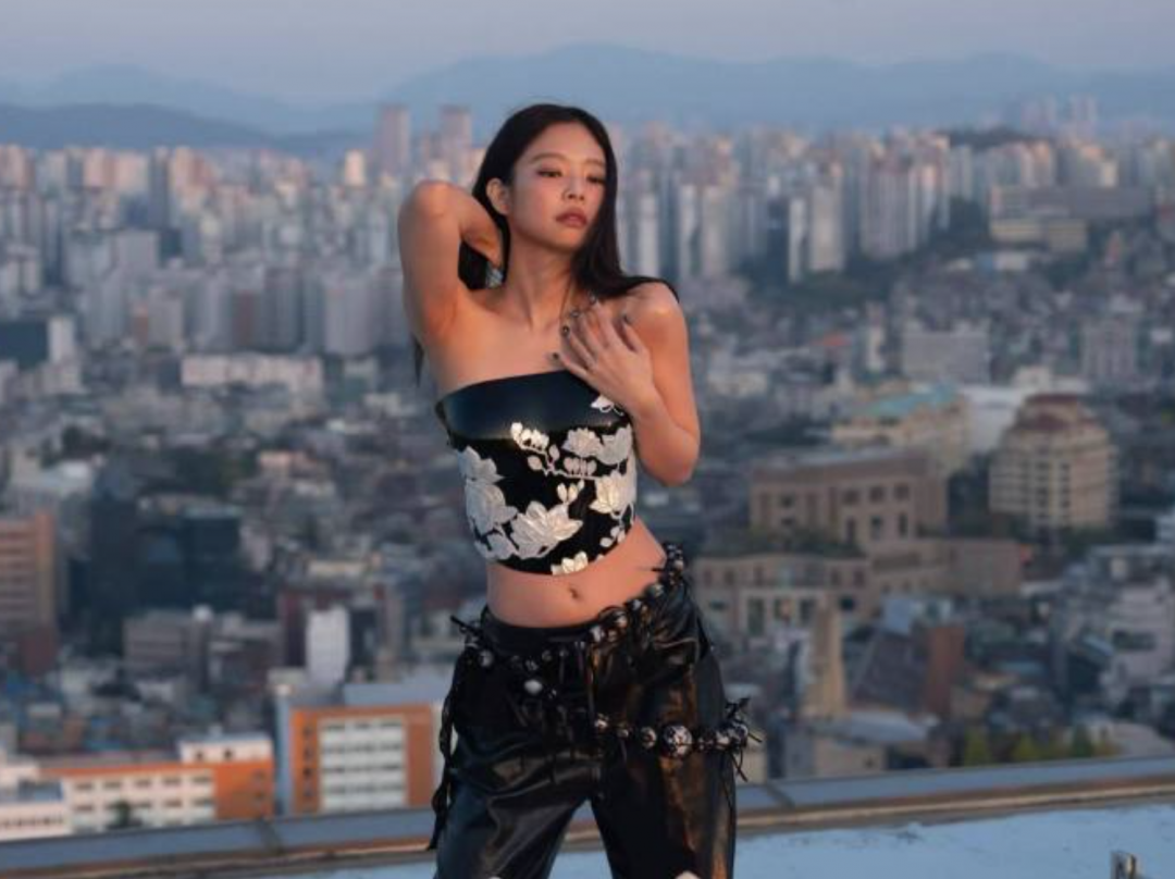 Jennie身穿馬甲大秀身材。