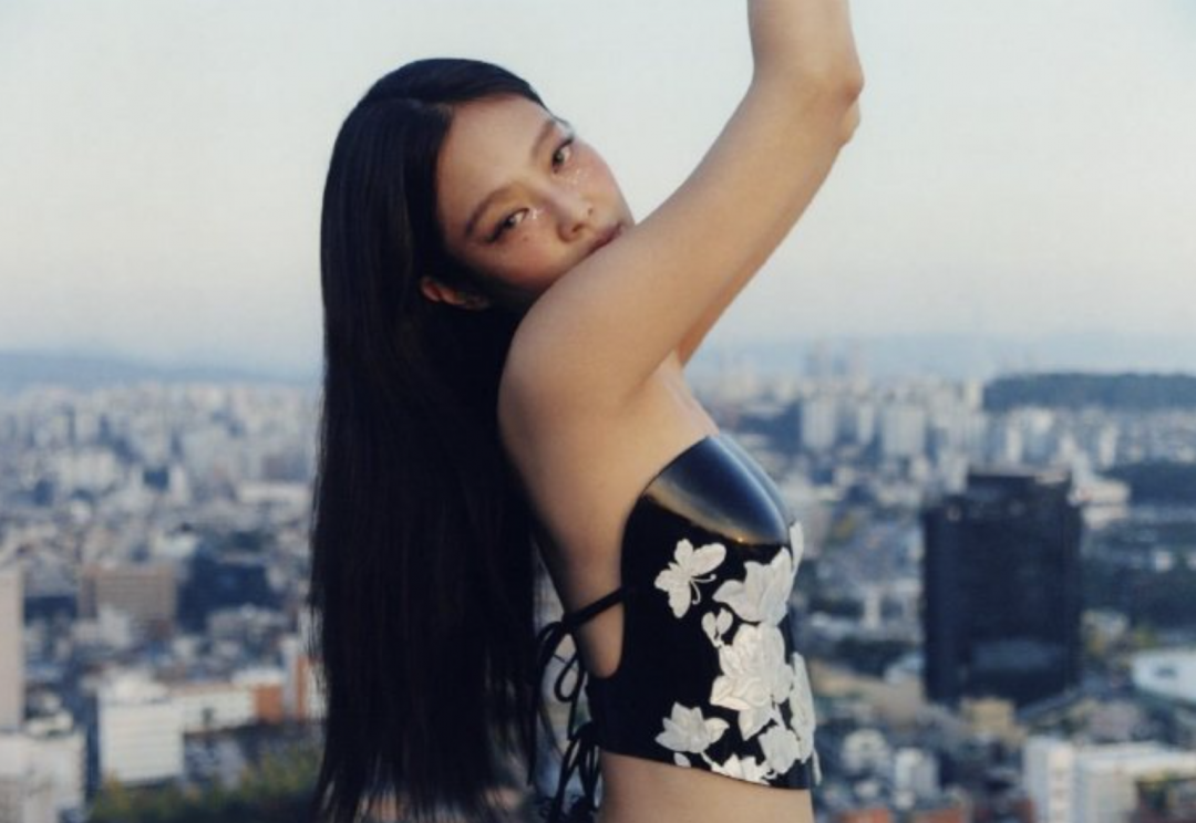 Jennie側身曲線完美。