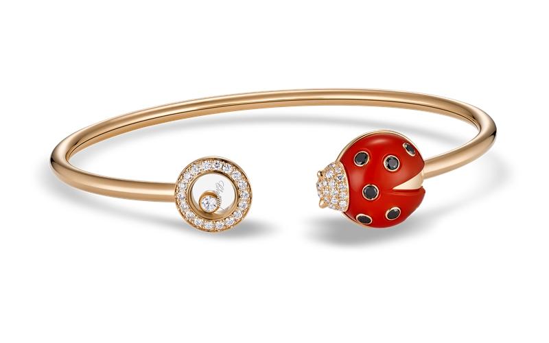 Happy Diamonds系列手鐲，18K玫瑰金、紅玉髓、黑白鑽石，450,000元。（Chopard提供）