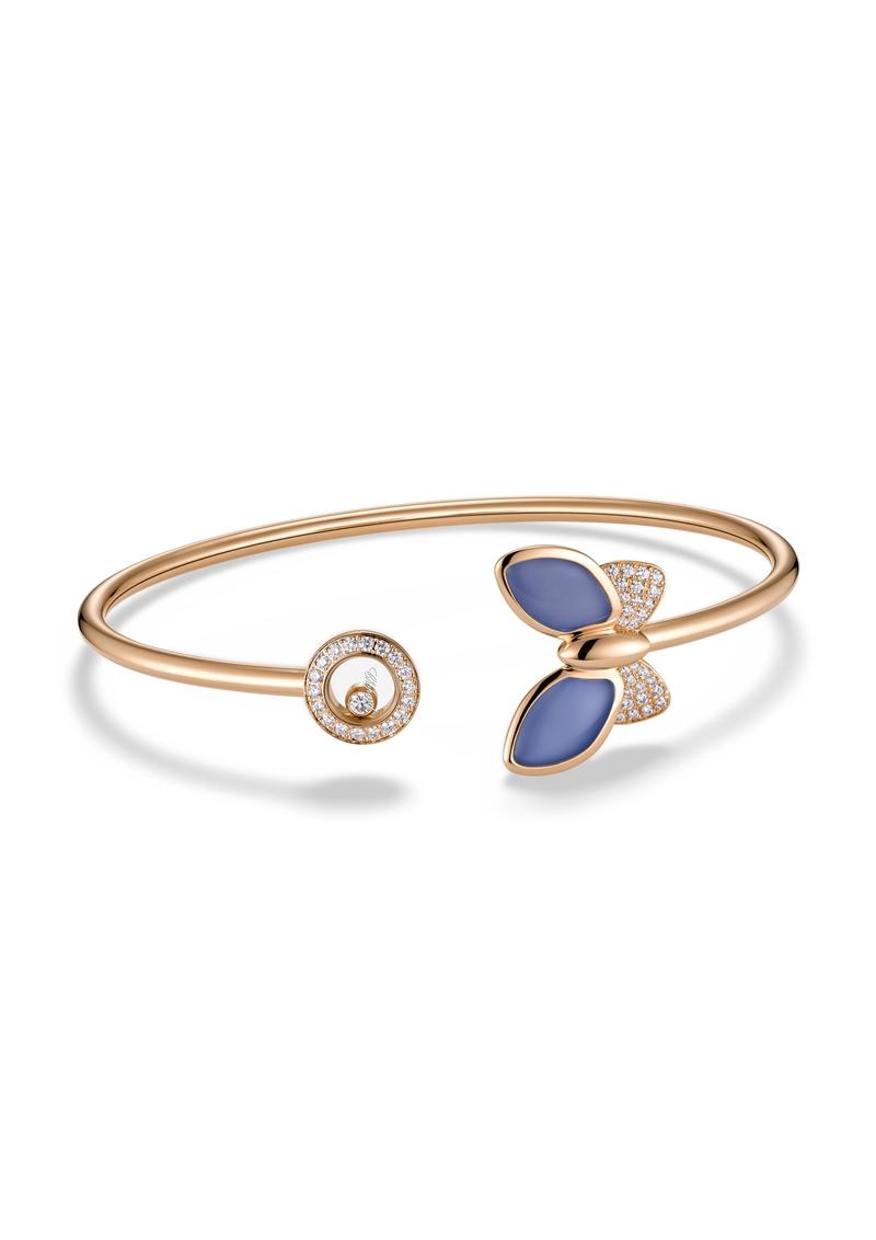 Happy Diamonds系列手鐲，18K玫瑰金、天藍色玉髓、鑽石，450,000元。（Chopard提供）
