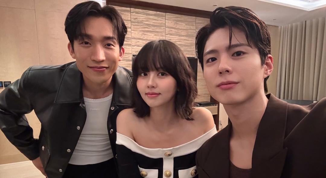 金所泫脂粉未施穿破衫現身機場變路人！會合朴寶劍才搖身變回最美童星