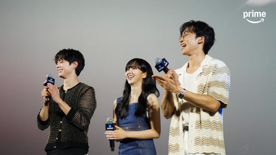 金所泫脂粉未施穿破衫現身機場變路人！會合朴寶劍才搖身變回最美童星