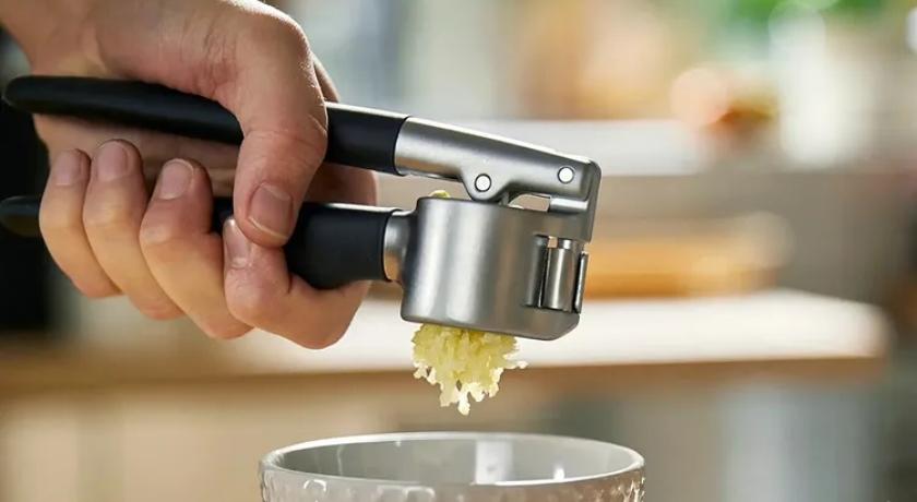IKEA「365+ VÄRDEFULL大蒜壓泥器」部分型號恐有金屬脫落風險，目前已全數下架，且不論型號皆可退費。