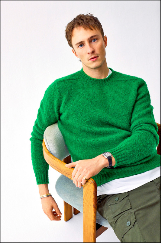 卡地亞品牌好友、美國男星Drew Starkey佩戴Santos Dumont鏤空腕錶，白K金鑲鑽款，全球限量150只，每只1,710,000元。