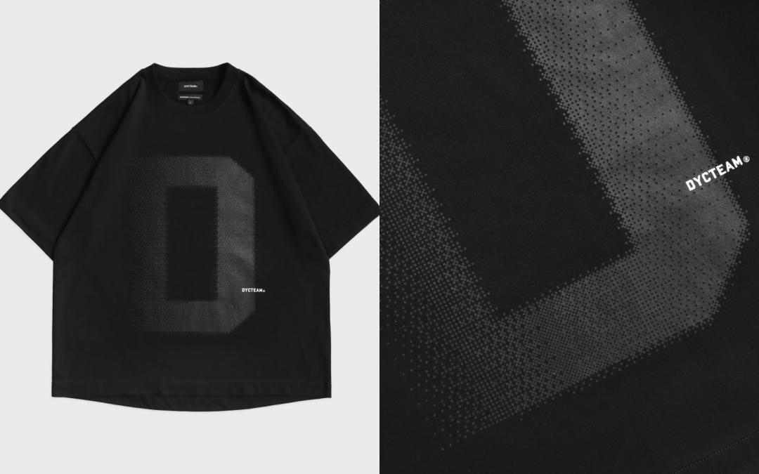 CC系列像素漸層短TEE，採用BioBlack TX生物碳黑墨料技術製作。取材自FSC認證回收木材廢料做成永續墨料，徹底顛覆傳統高污染碳黑印花方式。