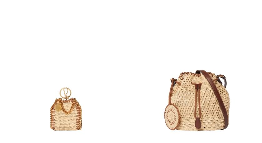（左起）Raffia Falabella Airpods耳機保護套鑰匙圈（價格店洽）；Raffia Falabella編織水桶包（NT$37,200）。