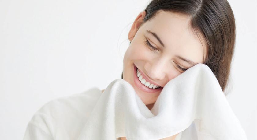 努力保養仍長皺紋問題竟出在毛巾！日本女生用這款「零摩擦」毛巾養出光滑美肌