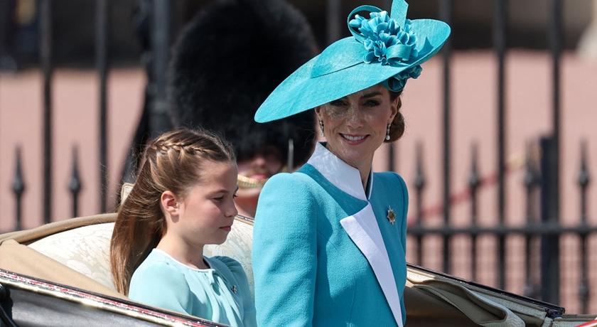 威凱一家五口最新全家福曝！凱特王妃與夏綠蒂「水藍色母女裝」好萌