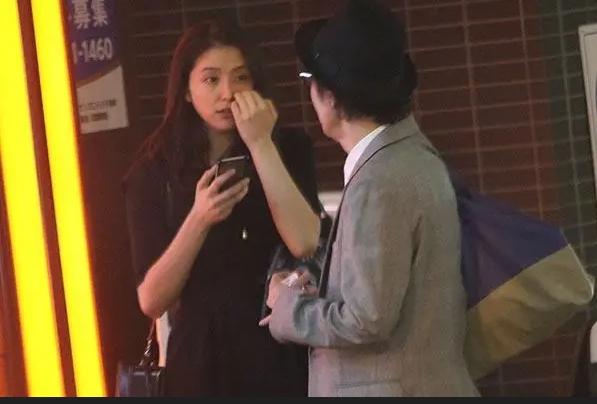 近來忙著舞台劇的長澤雅美，被民眾目擊前往連鎖百元商店購買日用品，相當親民。(翻攝自女性自身網站)