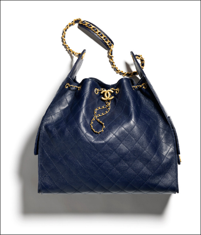 深藍色Chanel 25包款，大型款，242,900元。