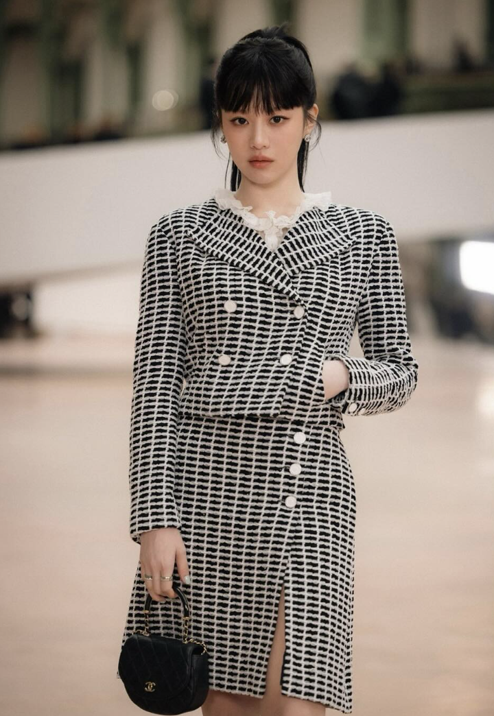 高允貞多次出席香奈兒大秀。
