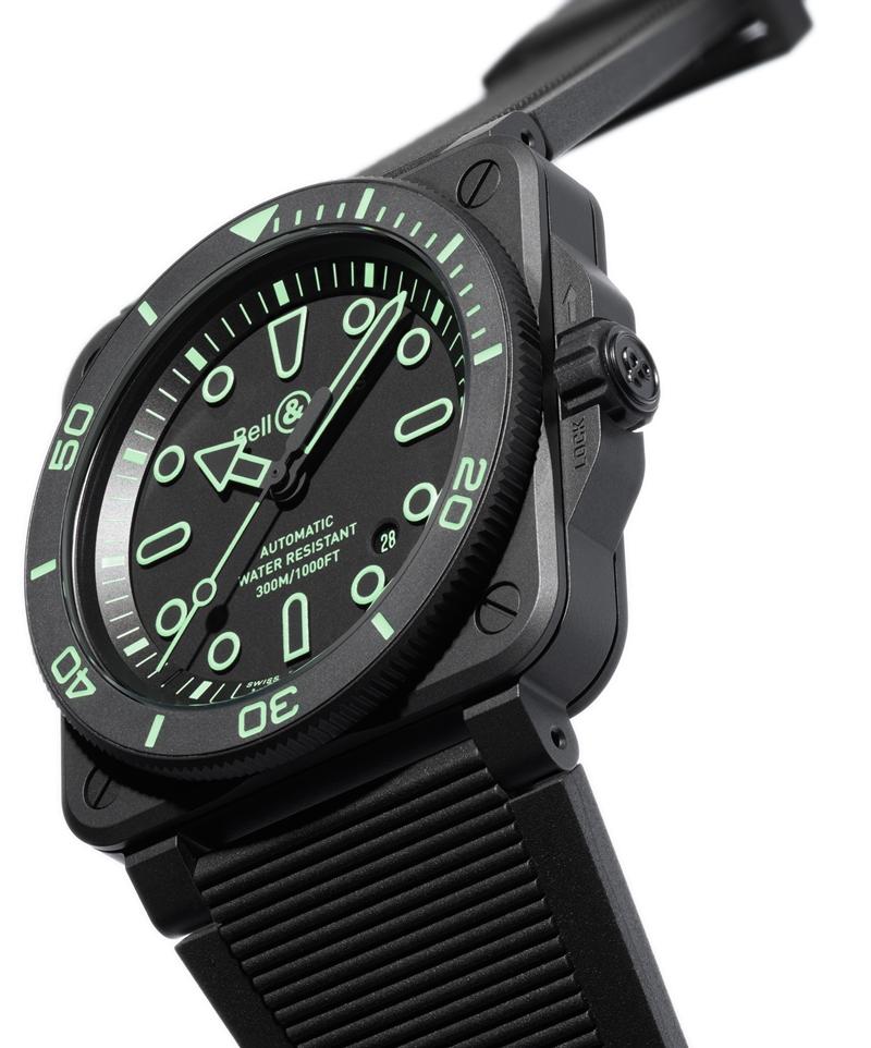 BR-03 Diver Lum Outline潛水錶，搭載BR-CAL.302-1自動機械機芯，微噴黑色陶瓷錶殼，時間顯示、日期窗，錶徑42mm，潛水深度300米，184,000元，全球限量500只。（Bell & Ross提供）