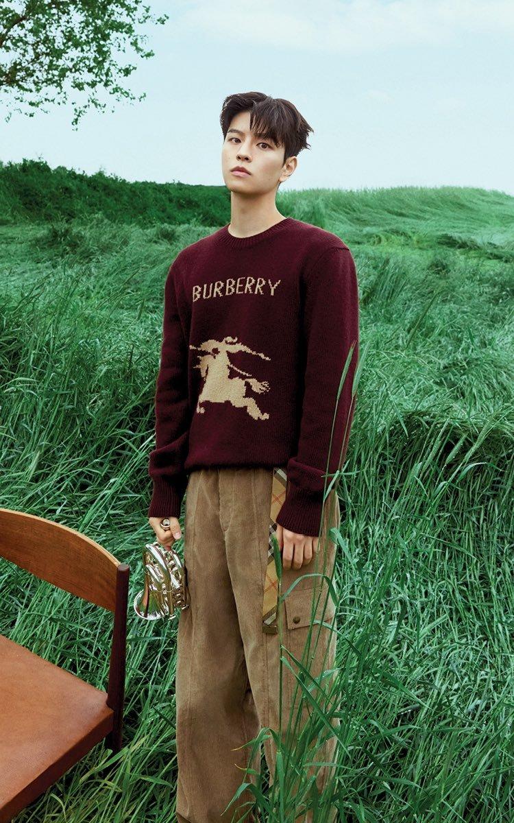 格紋、戰馬元素都是BURBERRY標誌性符碼，入主的第一步就是要加強與這些經典的深刻連結。