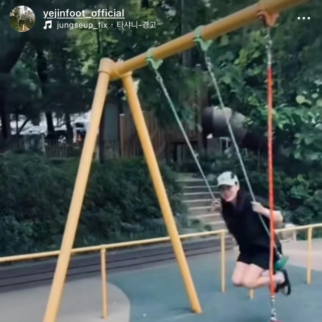孫藝真在公園開心盪鞦韆，旁邊有小孩大喊阿爸。