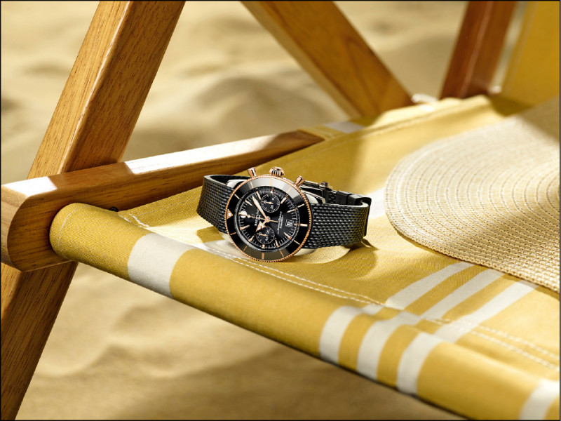 百年靈Superocean Heritage B01 Chronograph 42計時碼錶，黑色錶盤、18K紅金錶圈及錶冠，搭配黑色橡膠錶帶，298,000元。