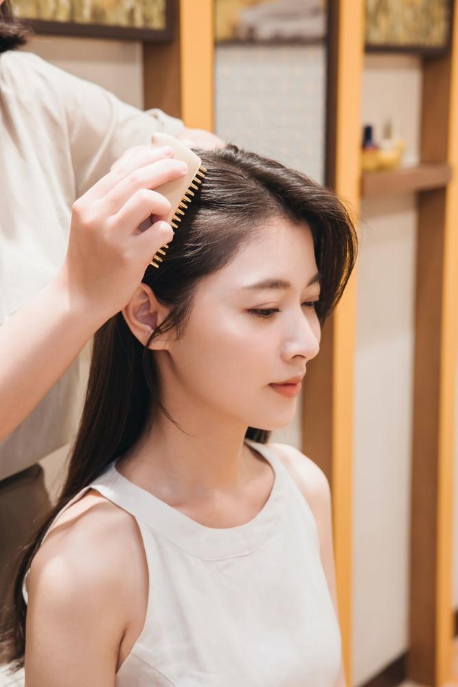 即日起至6月30日，可免費預約癒髮煥欣體驗，從專業頭皮檢測開始，深入了解頭皮狀況，再透過10分鐘的植萃舒壓按摩，釋放緊繃、喚醒頭皮活力。