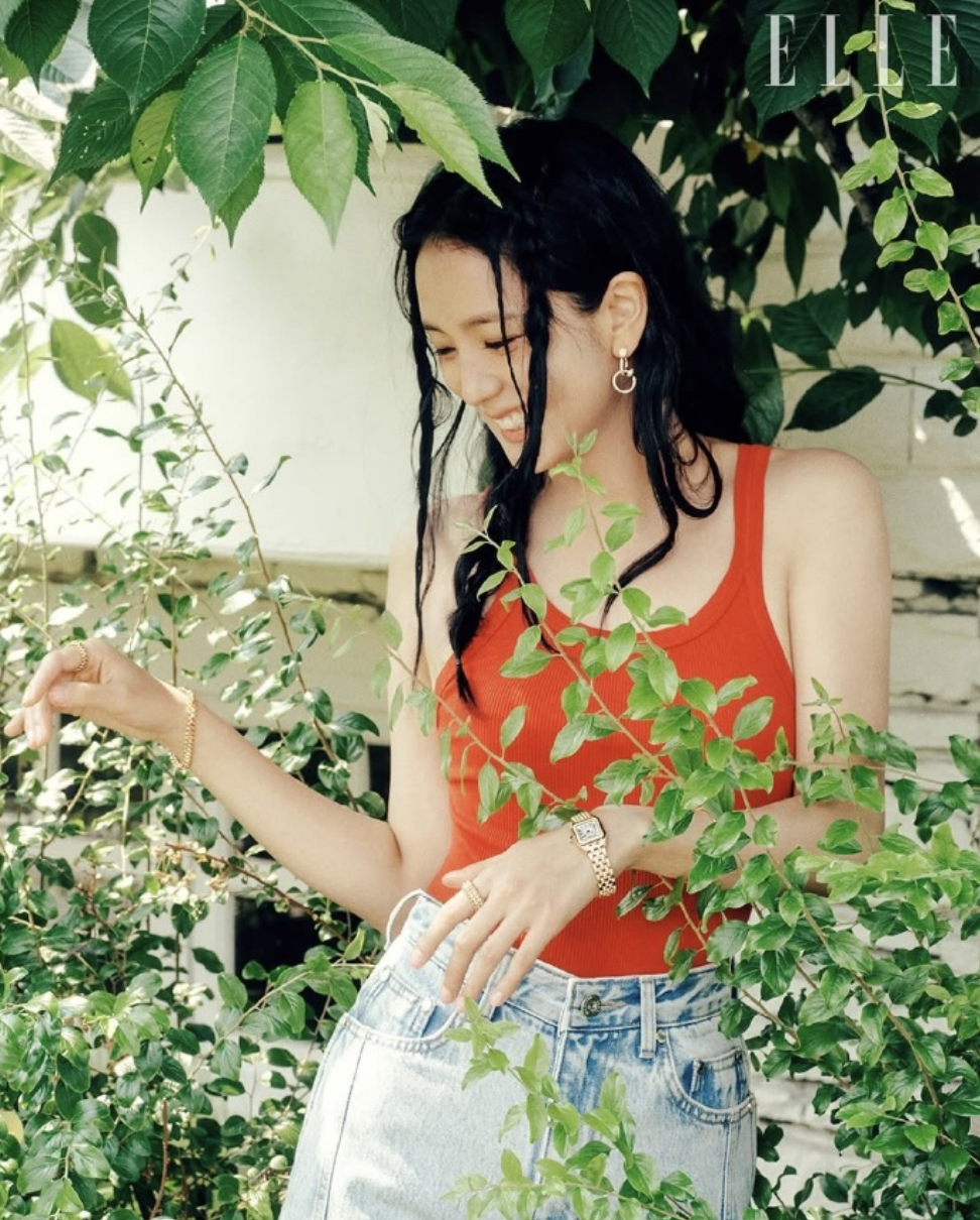 Jisoo一身造型滿滿夏日風情。