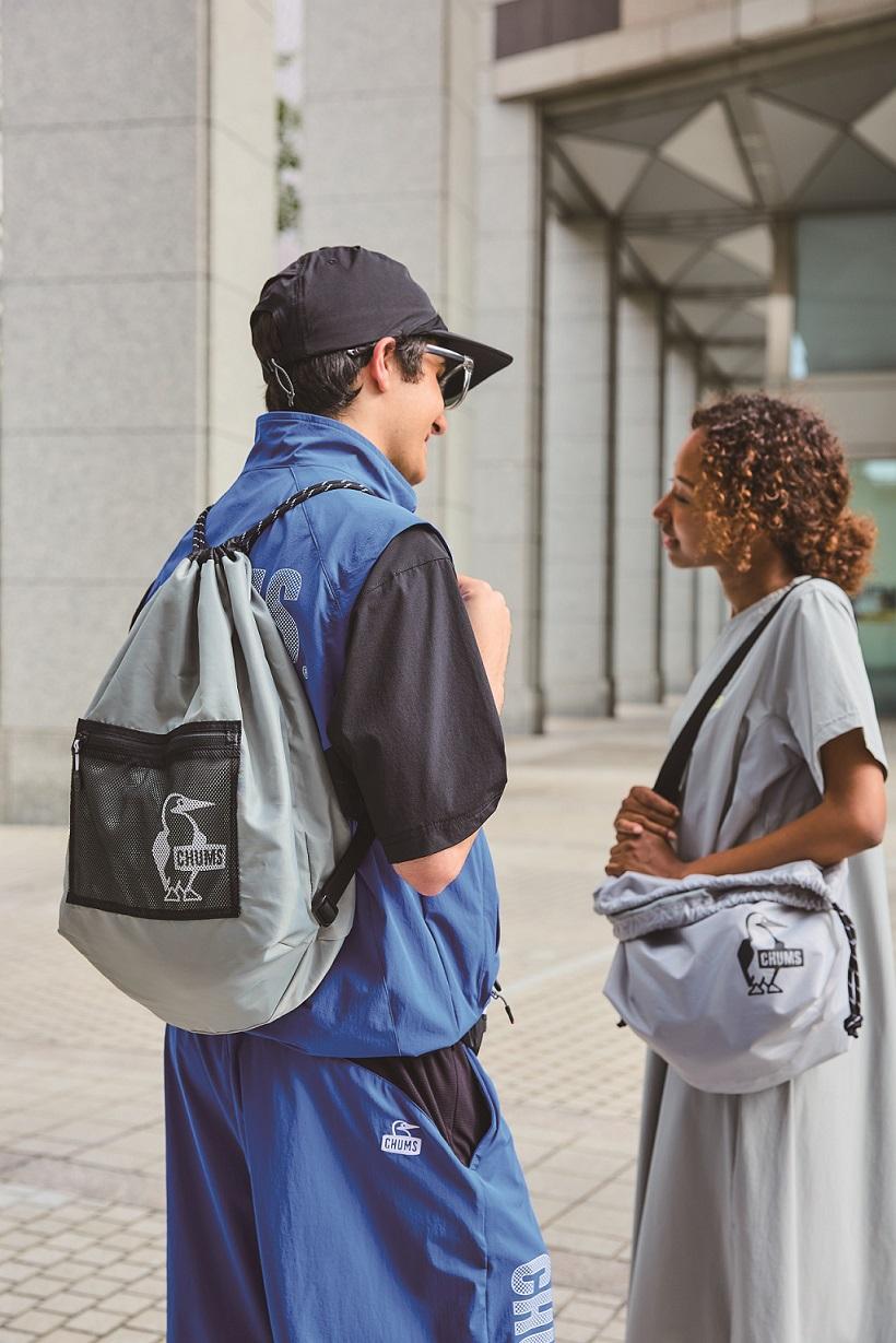 能翻轉有多種背法的Easy-Go Drawstring Reversible Shoulder Bag肩背包，售價NT$1,480元。