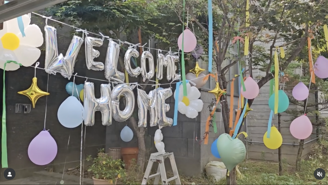 為了迎接老公退伍，孔曉振在家裡佈置了可愛的氣球場景，給老公一個驚喜。