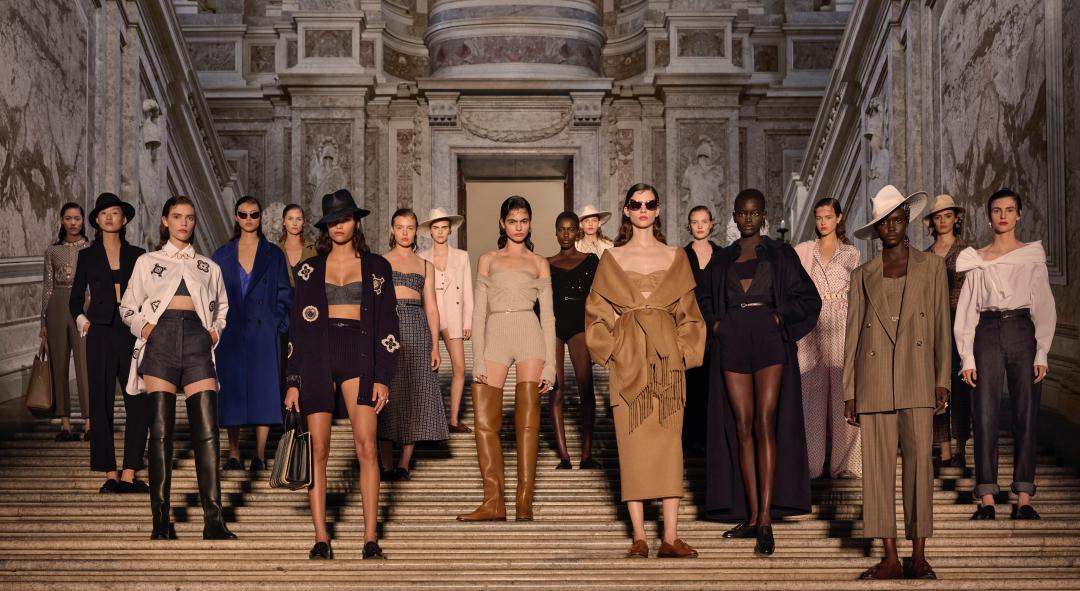 MAX MARA 2026早春度假系列在義大利南部卡塞塔皇宮登場。