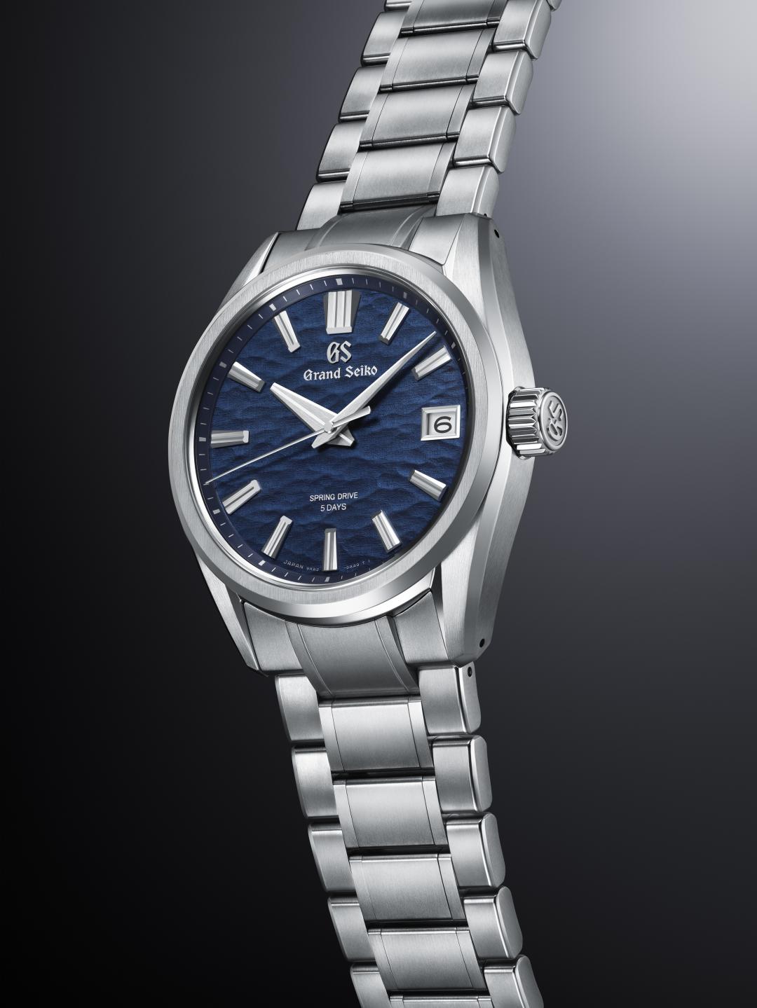 Grand Seiko SLGA019錶湛藍錶盤如湖面，302,000元。(Grand Seiko提供，以下同)