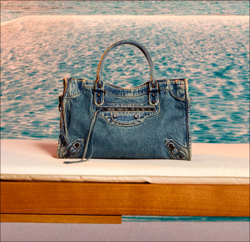 Balenciaga Le City中型仿舊丹寧經典肩背手提包，89,900元。