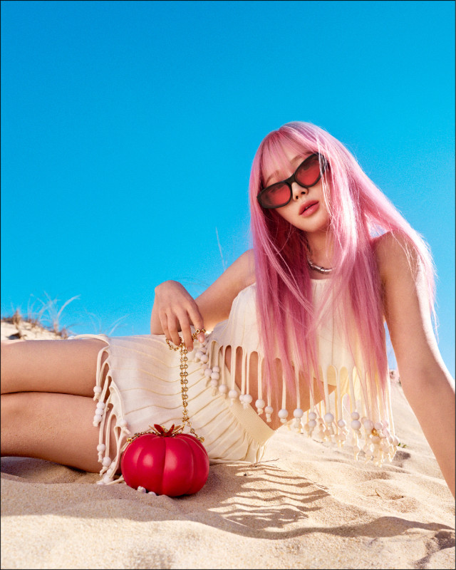 韓國女團aespa成員Giselle以一頭粉色長髮搭配Loewe Paula’s Ibiza番茄包，描繪濃厚度假氛圍。經典小牛皮番茄小包，123,000元。