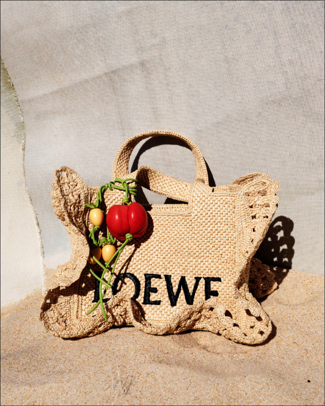 Loewe小型酒椰纖維Font托特包，61,000元；經典小牛皮番茄藤吊飾，20,000元；經典小牛皮番茄吊飾，21,000元。