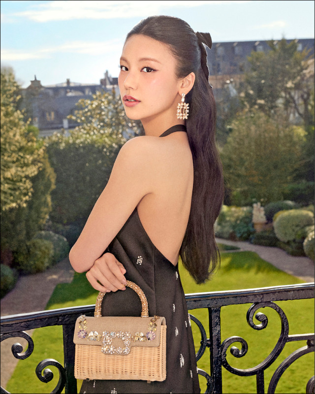 韓國女團ITZY成員Yeji以混搭風格詮釋夏日藤編包魅力，Roger Vivier Flower Stass自然色亞麻法式花園刺繡藤編包，192,000元。