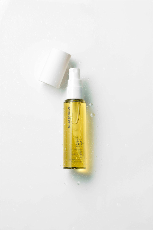SUQQU 晶采防曬噴霧（凪香）SPF50+、PA++++60ml／1,750元，身體、臉部、髮絲都可使用的防曬噴霧，透過特調的清爽療癒芳香，一噴讓人彷彿漫步在風平浪靜的日落沙灘，強效防水配方相當適合在夏季戲水時使用。