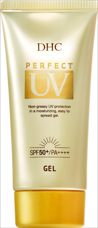 DHC 金靚白水感防曬乳SPF50+、PA++++80g／620元，採用日本最高標準UVA及UVB強效防曬力，同時添加輔酶Q10、橄欖精華油、地榆根萃取物、黃金海草萃取物、膠原蛋白、玻尿酸等成分，水潤凝乳質地融入了耐水成分和植物來源的高密著型薄膜，能防水耐磨擦。