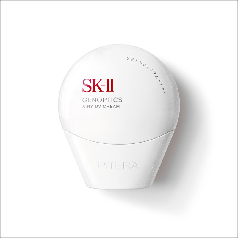 SK-II 光蘊輕透全效防曬霜SPF50+／PA++++30g／2,250元，蘊含獨特成分PITERA™外，另添加菸鹼醯胺以及品牌專用成分、紅沒藥醇及丁醇組成的「紅沒藥醇 PRO」，一抹煥發高級親膚光感。
