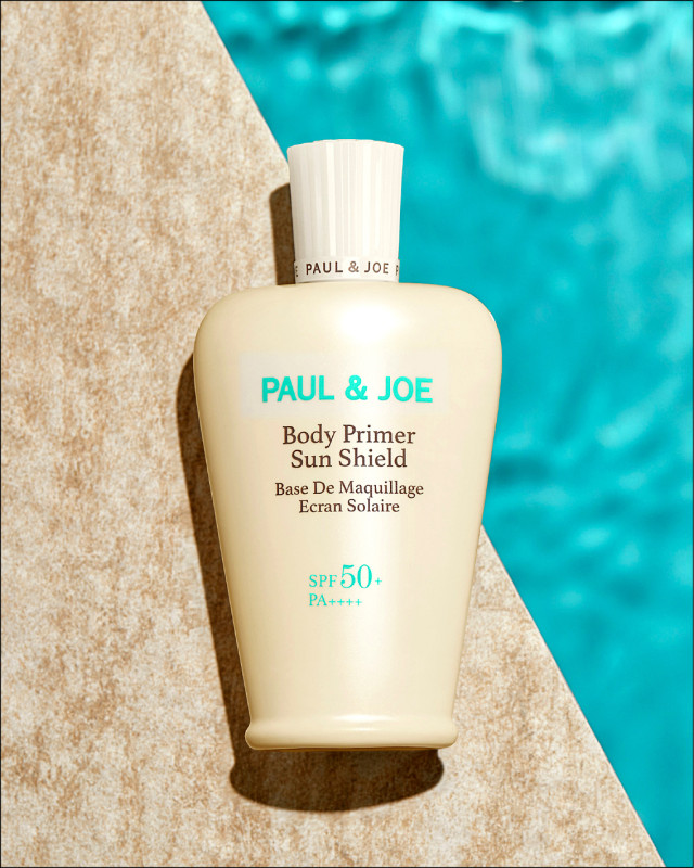 PAUL & JOE 糖瓷超抗陽隔離防曬乳SPF50+、PA++++60ml／1,180元，PAUL & JOE首款「珊瑚友善」防曬乳，配方不含化學性紫外線吸收劑，對海洋環境更友善，同時維持卓越UV防護力，防水、抗摩擦配方能在肌膚上形成一層防禦膜，在衣物或毛巾反覆摩擦下也可維持防曬功效。