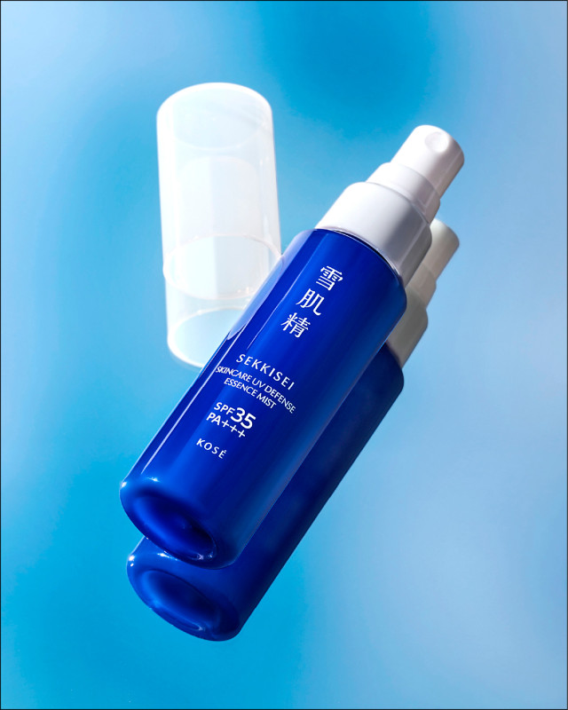 雪肌精 輕水感UV防曬噴霧精華SPF35、PA++++60ml／480元，添加85%美容液加上無粉體配方，在防護紫外線的同時提供保養功效，採用可溶於水的紫外線吸收劑，將油性成分降至最低，透過油水雙層設計，實現輕盈不泛白的防曬體驗。
