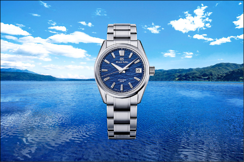 Grand Seiko SLGA019錶款，湛藍錶盤如平靜湖面，302,000元。