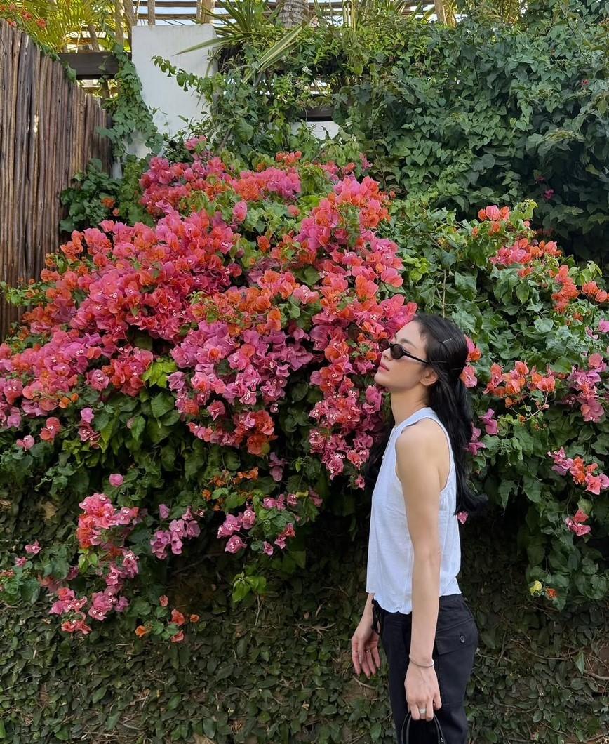 削肩剪裁的白背心展現美好肩頸線條。（翻攝自instagram）