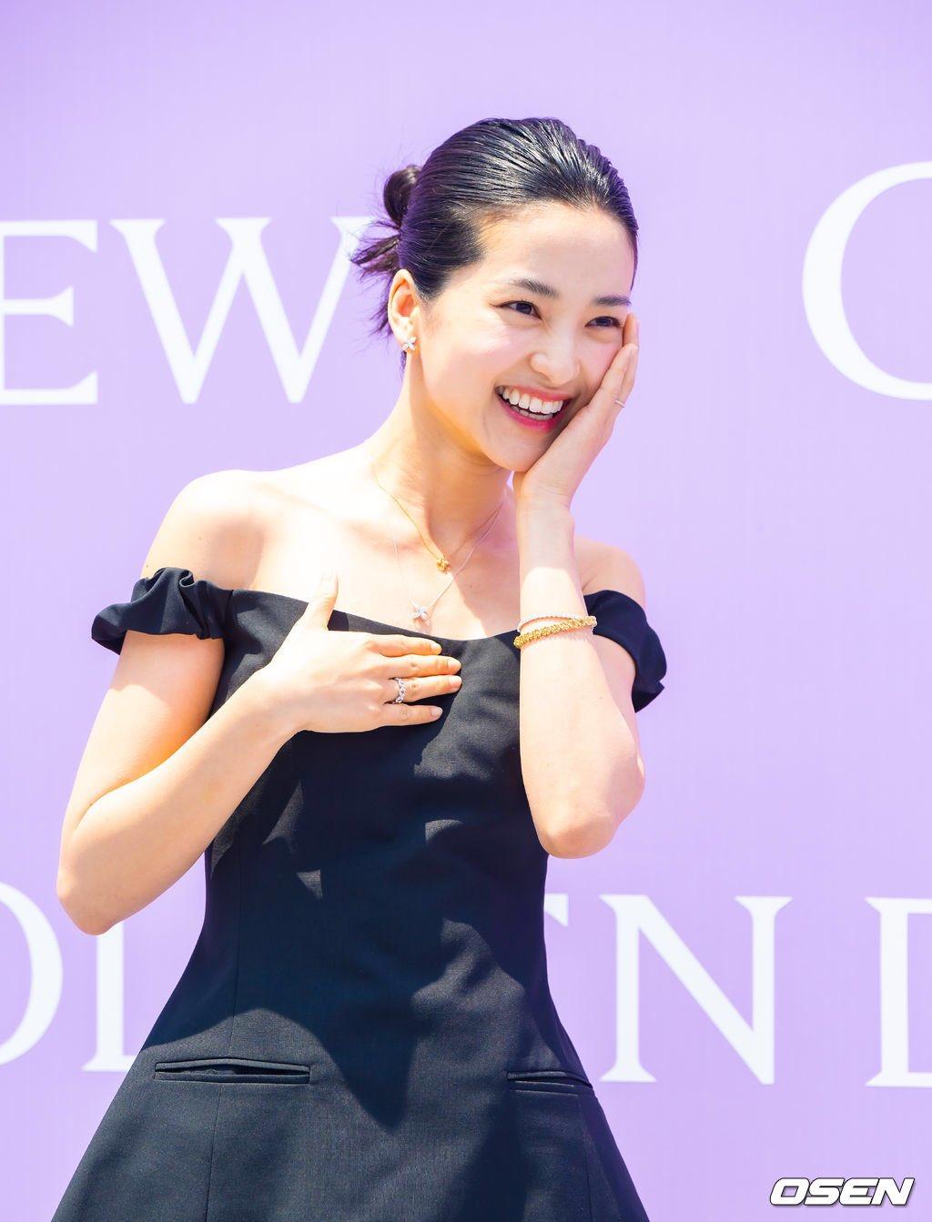金泰梨繫乎素顏，靠著「女神光」自帶氣場。