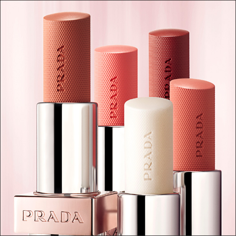 PRADA原生稜光水唇膏以PRADA PINK時髦粉為主色調，全新共五色，各1,650元。