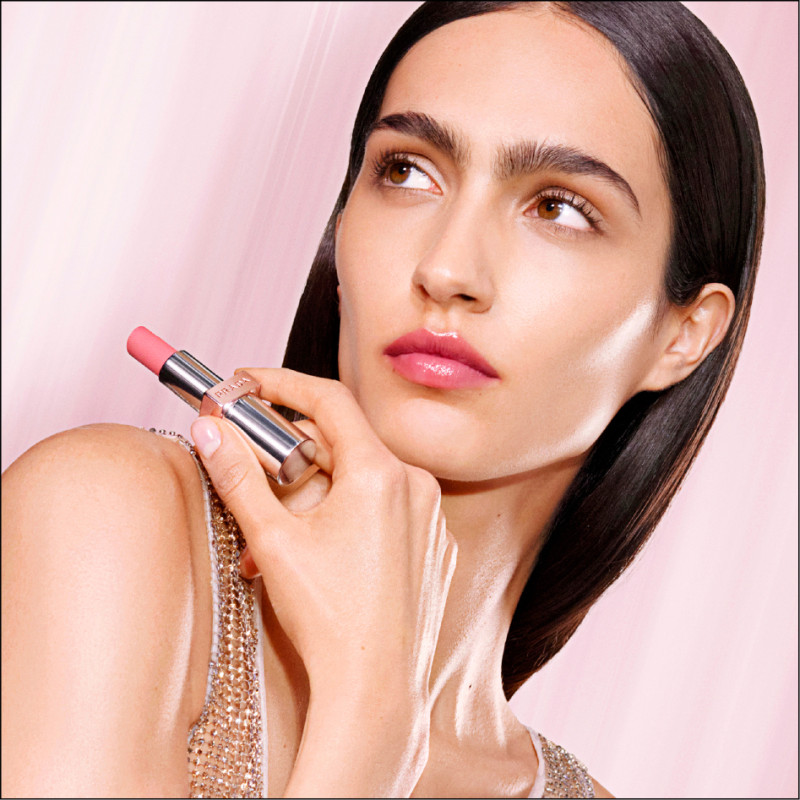 PRADA Beauty以時裝水鑽元素為靈感，打造出絕美原生稜光水唇膏。